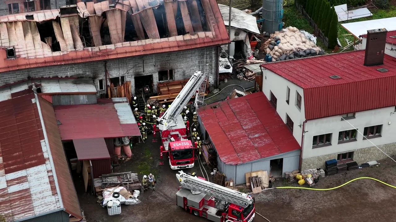 Kadr z materiału: Pożar zakładu stolarskiego w Kalwarii Zebrzydowskiej. 30 pojazdów i 140 strażaków w akcji